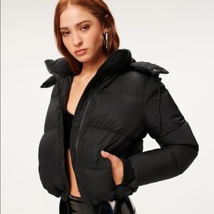Good American Cropped Iridescent Puffer in Black Size Medium